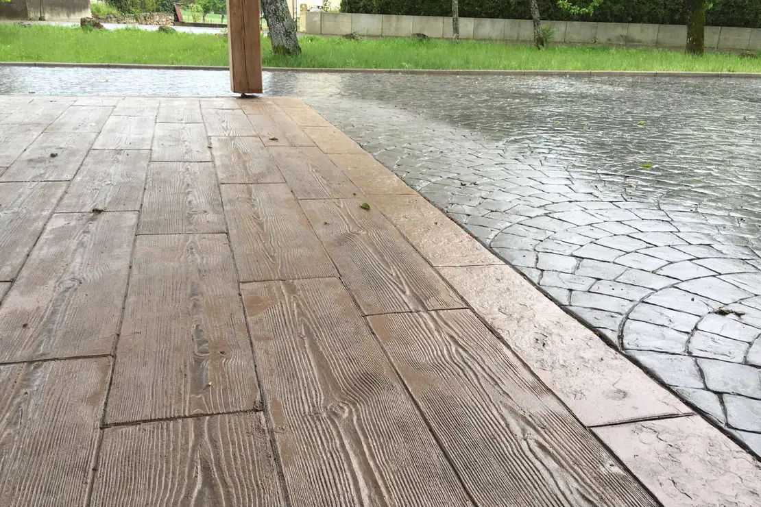 Imitación de hormigón impreso con apariencia de madera en la zona trasera de una vivienda.